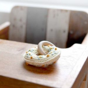 Haakpatroon - bijtring met bloemen